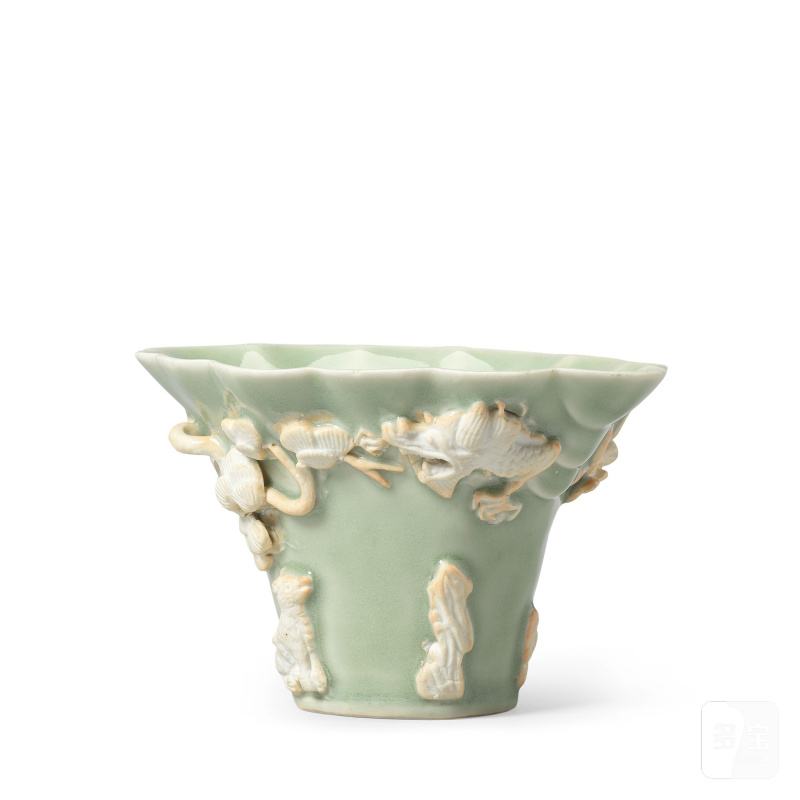 清康熙 青釉堆素盃 | A RARE CELADON-GLAZED LIBATION CUP - 图3